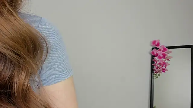 Lilly Colins online show from December 16, 1:32 pm