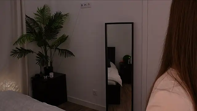 Lilly Colins online show from January 6, 8:07 pm