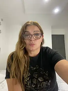 Snapshot of AntonellaAlondra4 chatting on January 11, 1:37 am AntonellaAlondra4 online show from January 11, 1:37 am