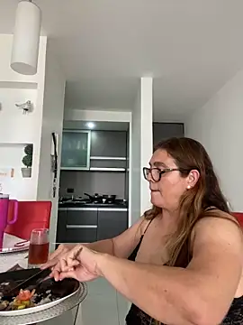 Snapshot of AntonellaAlondra4 chatting on January 13, 6:38 pm AntonellaAlondra4 online show from January 13, 6:38 pm