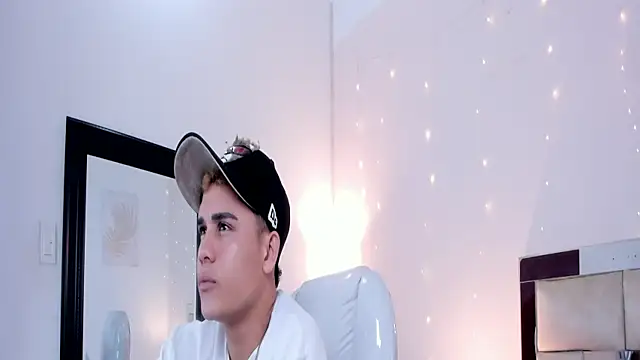 Snapshot of saraandstiven chatting on March 7, 3:19 am saraandstiven online show from March 7, 3:19 am