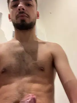 Snapshot of romain698 chatting on February 17, 9:17 am romain698 online show from February 17, 9:17 am