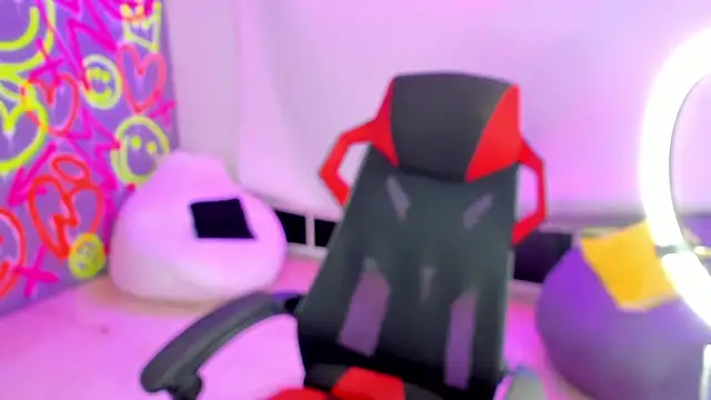 Snapshot of GEANNAROSE chatting on January 25, 1:19 pm GEANNAROSE online show from January 25, 1:19 pm