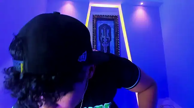 jamescurli  online show from December 19, 4:23 am