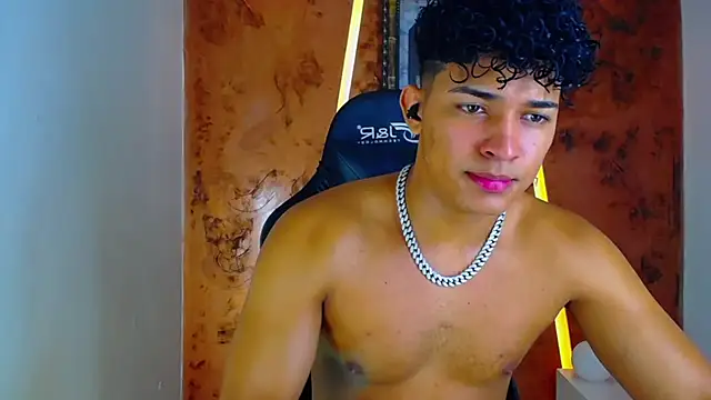 jamescurli  online show from February 1, 7:26 am