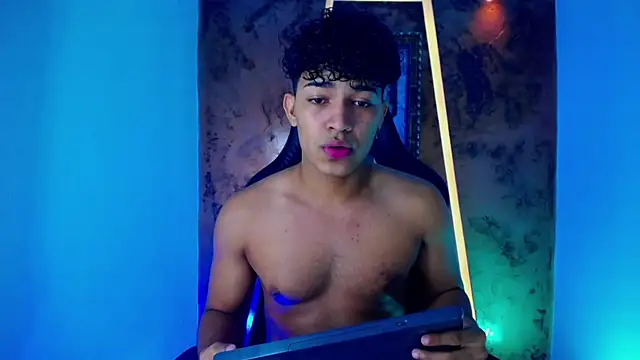 jamescurli  online show from March 1, 4:15 am