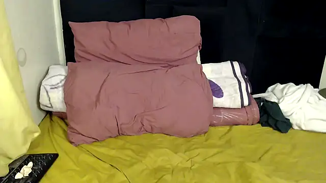 Snapshot of Busty-Londie chatting on October 27, 12:04 am Busty-Londie online show from October 27, 12:04 am