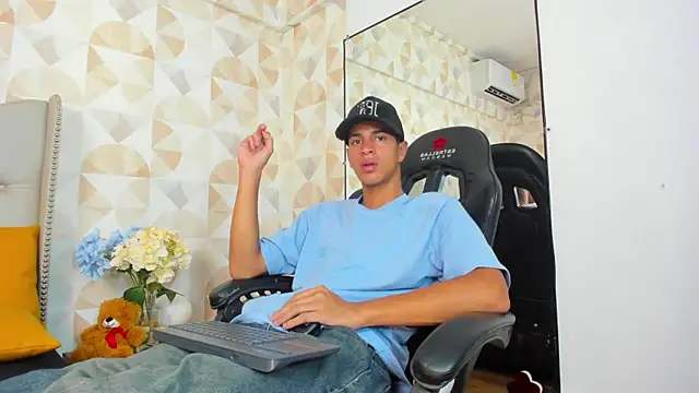 Tyler Rodriguez online show from March 3, 1:42 pm