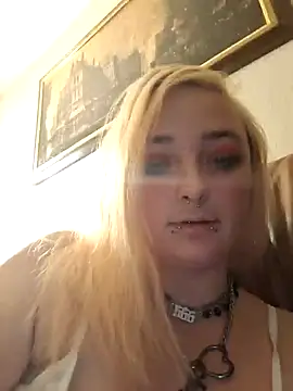 Snapshot of IzanamiNova chatting on December 4, 3:15 am IzanamiNova online show from December 4, 3:15 am