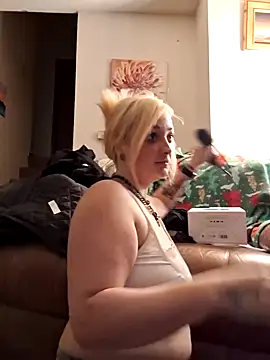 Snapshot of IzanamiNova chatting on December 5, 3:26 am IzanamiNova online show from December 5, 3:26 am