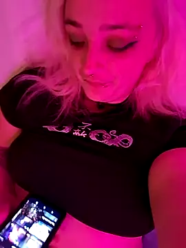 Snapshot of IzanamiNova chatting on January 20, 4:32 am IzanamiNova online show from January 20, 4:32 am