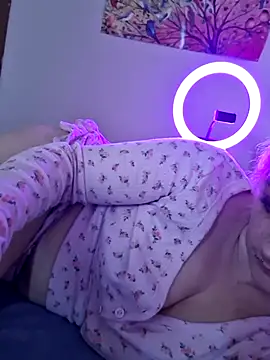 Snapshot of IzanamiNova chatting on February 1, 7:55 pm IzanamiNova online show from February 1, 7:55 pm