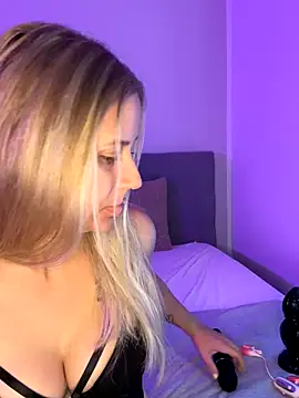 lunawolf21 online show from October 8, 6:22 am