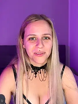 lunawolf21 online show from October 15, 7:30 am