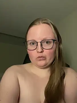 Snapshot of lexie_lilacs chatting on February 28, 12:43 am lexie lilacs online show from February 28, 12:43 am