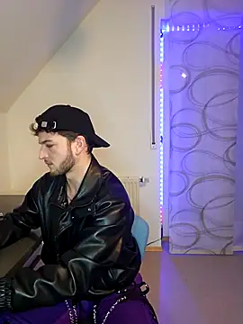 Snapshot of Sexynoah chatting on December 10, 3:44 pm Sexynoah online show from December 10, 3:44 pm