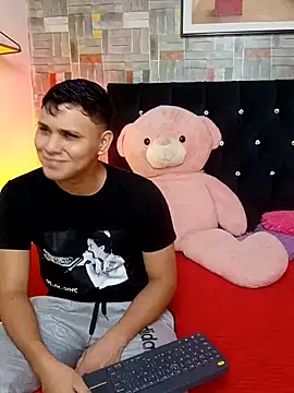 Snapshot of couple_lovelyds chatting on February 4, 12:55 pm couple lovelyds online show from February 4, 12:55 pm