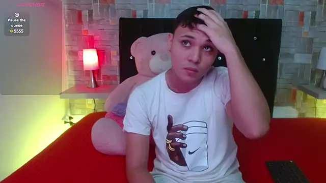 Snapshot of couple_lovelyds chatting on February 11, 12:37 pm couple lovelyds online show from February 11, 12:37 pm