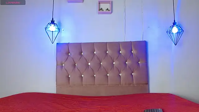 Snapshot of couple_lovelyds chatting on February 19, 12:33 pm couple lovelyds online show from February 19, 12:33 pm