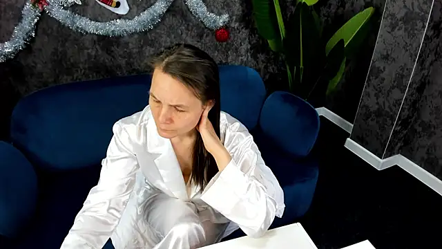 Lillian White online show from December 29, 4:16 am