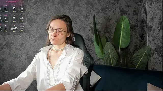 Lillian White online show from November 11, 11:38 pm