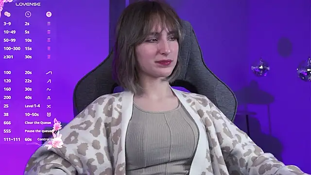 Snapshot of LuxRayi chatting on March 5, 6:09 am LuxRayi online show from March 5, 6:09 am