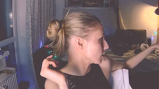 Snapshot of KatiKate chatting on December 13, 12:42 am KatiKate online show from December 13, 12:42 am