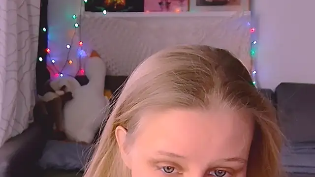 Snapshot of KatiKate chatting on March 4, 2:10 pm KatiKate online show from March 4, 2:10 pm