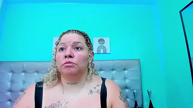 Snapshot of selena_castillo chatting on February 7, 1:15 am selena castillo online show from February 7, 1:15 am