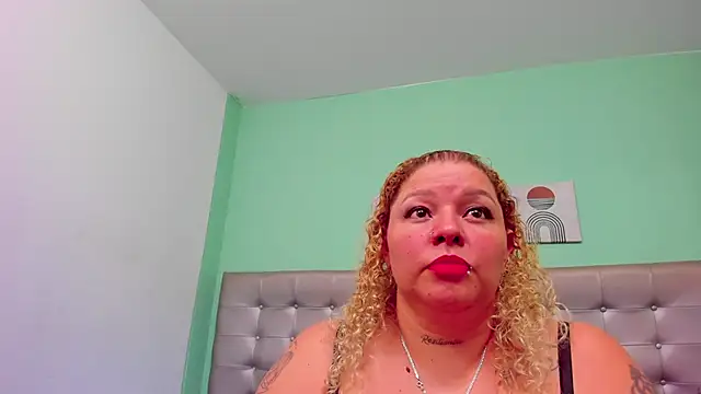 Snapshot of selena_castillo chatting on February 13, 4:11 am selena castillo online show from February 13, 4:11 am