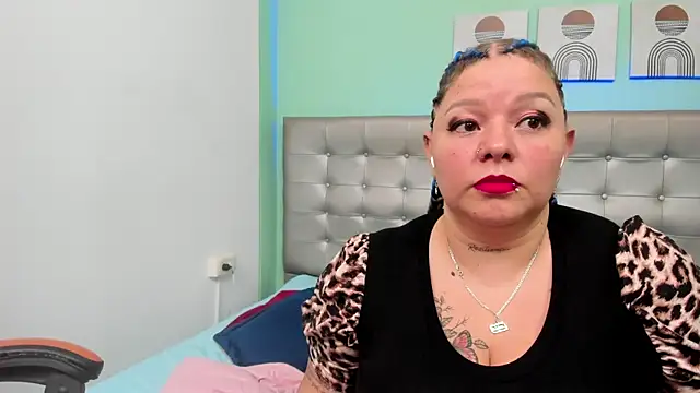 Snapshot of selena_castillo chatting on March 5, 4:02 am selena castillo online show from March 5, 4:02 am