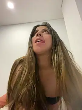 Snapshot of girl_anni chatting on February 7, 4:27 am girl anni online show from February 7, 4:27 am