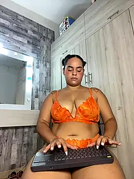 Snapshot of Violetrousse chatting on December 16, 7:41 pm Violetrousse online show from December 16, 7:41 pm