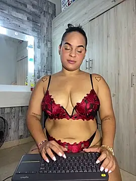 Snapshot of Violetrousse chatting on December 20, 8:05 pm Violetrousse online show from December 20, 8:05 pm