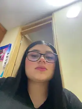 alissonfernandez  online show from December 18, 9:43 pm