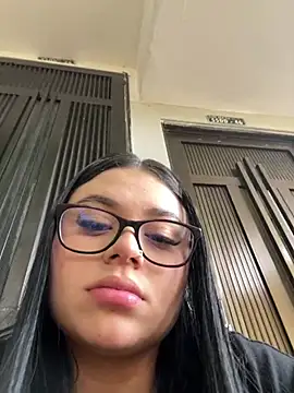 alissonfernandez  online show from May 18, 8:36 pm