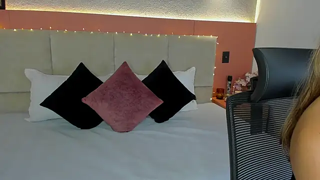 AniiRose online show from December 17, 12:05 am