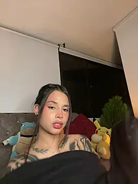 Snapshot of alessia_iris19 chatting on February 9, 3:22 am alessia iris19 online show from February 9, 3:22 am