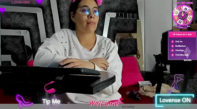 Snapshot of Salome_Moonn chatting on March 6, 12:43 am Salome Moonn online show from March 6, 12:43 am