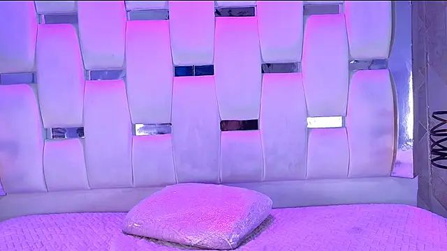 Snapshot of Parismorelli1 chatting on December 16, 12:37 am Parismorelli1 online show from December 16, 12:37 am