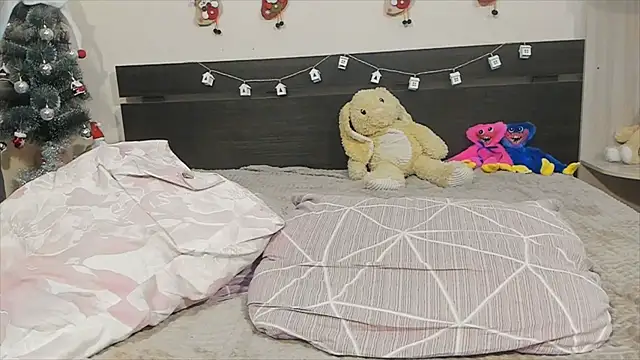 lola  banny online show from December 3, 3:00 pm