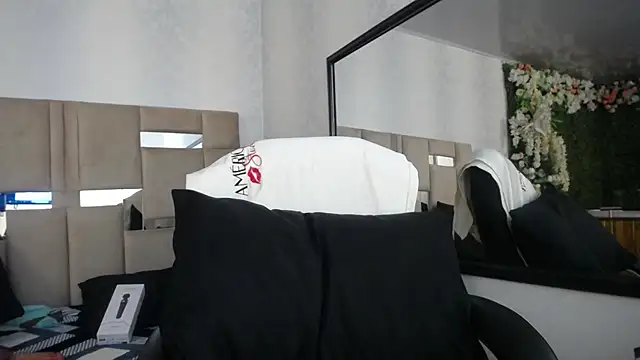 Queenjenn   online show from December 17, 2:11 pm