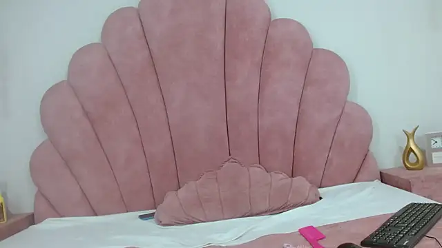 Snapshot of Candy_Bony chatting on February 8, 8:32 pm Candy Bony online show from February 8, 8:32 pm