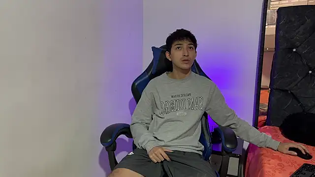 Snapshot of khonsu_s chatting on April 1, 10:07 pm khonsu s online show from April 1, 10:07 pm