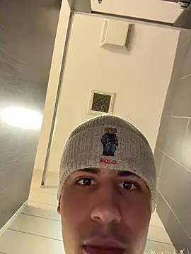 Snapshot of johnycash21 chatting on December 1, 8:47 pm johnycash21 online show from December 1, 8:47 pm