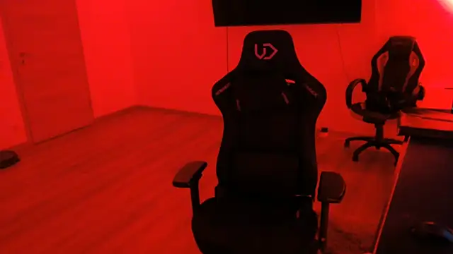 Snapshot of Georg1800 chatting on April 4, 5:06 am Georg1800 online show from April 4, 5:06 am