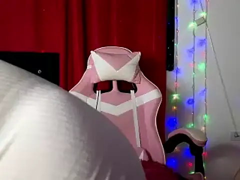 Snapshot of Sweet_xuee18 chatting on January 18, 12:24 am Sweet xuee18 online show from January 18, 12:24 am