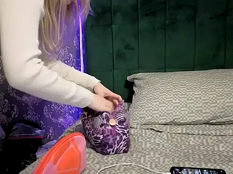 nicole77745 online show from April 1, 8:39 pm