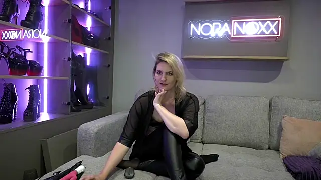 Snapshot of NoraNoxx chatting on June 16, 8:11 pm NoraNoxx online show from June 16, 8:11 pm