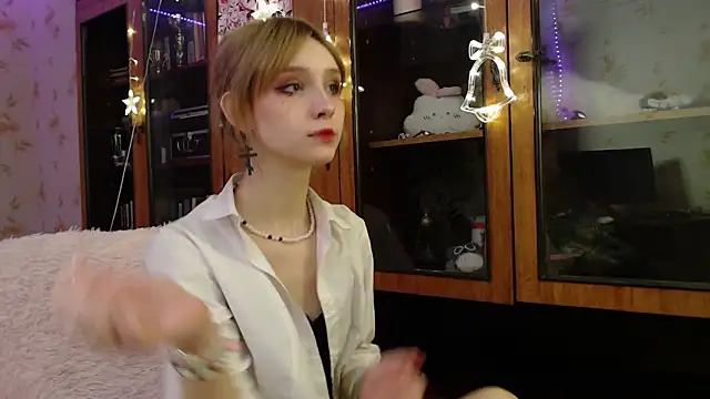 cloudgirrl online show from January 9, 7:40 pm